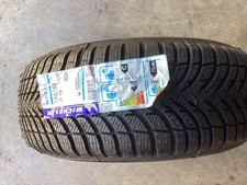 UN pneu MICHELIN ALPIN A4 en