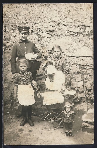 Enfants avec poupées - , et