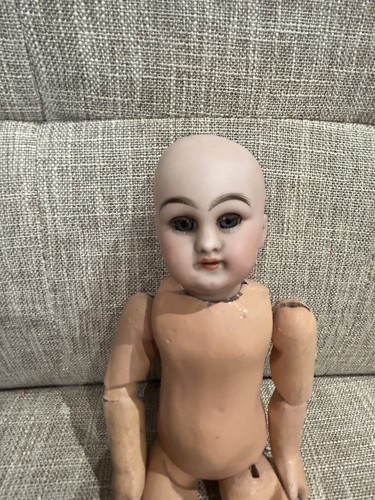 Superbe petite poupée - superbe,