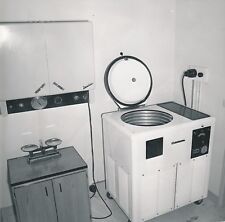 PARIS c. 1960 -2 Photos Hôpital St Louis Centrifugeuse Réfrigérée - Div 12481