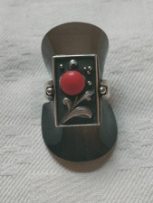 Bijou : bague , corail.