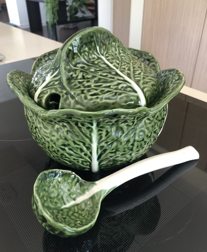Ancienne soupière avec louche