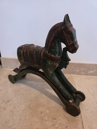Cheval bois sur roulette - en,