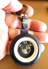 Ancien porte clé dans un pneu