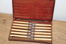 Service de table , douze couteaux Gavet