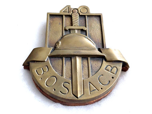 Une plaque insigne murale