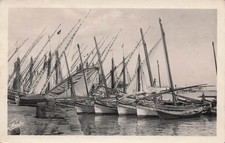 34 SETE BATEAUX DE PECHE AU