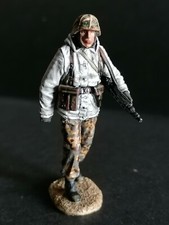 FIRST LEGION - LWG017 German soldier advancing with MG42