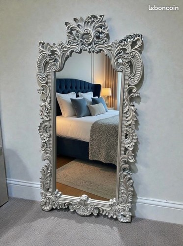 Miroir sur pied argenté - un,