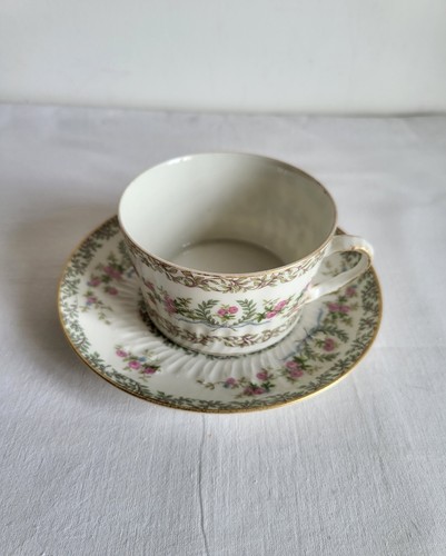 Ancienne tasse sous - ancienne,