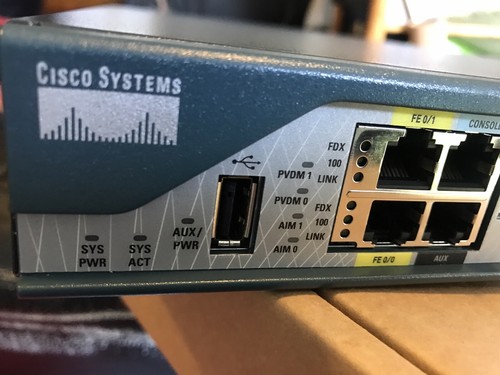 Routeur cisco 2801 v01 - routeur,