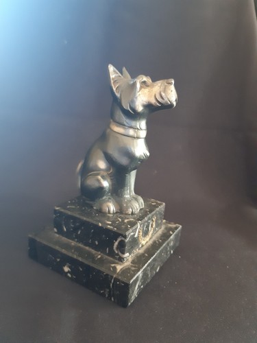 Chien régule sur socle - en,