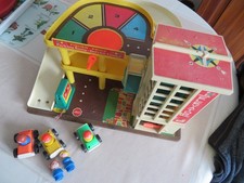 VINTAGE GARAGE FISHER PRICE