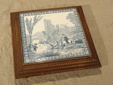 Ancien dessous de plat  faïence décor les lingères  cadre bois