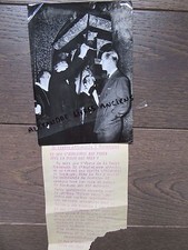 1955 DUKE OF EDINBURGH IN DENMARK PRESS PHOTO PASSES UNDER THE FENCE OF KINGS 