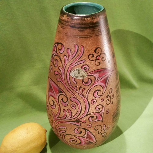 Vase très particulier décor
