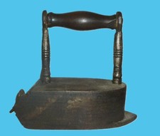 fer à repasser  18ème  à  décor de visage  .