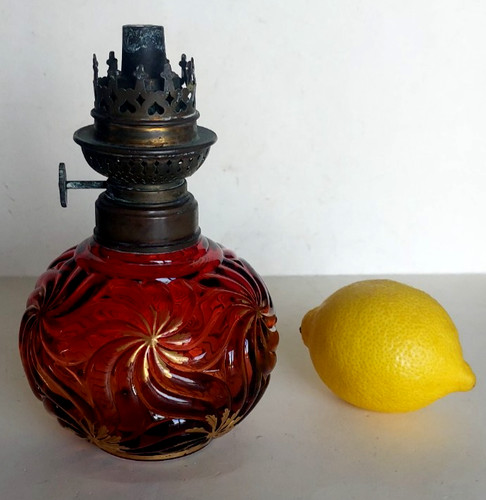 Ancienne lampe pétrole en - À,