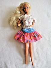 BARBIE en R T SHIRT imprimé voitures ET JUPE BLEUE et ROSE VOLANTEE - 99-1