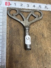 Clé d'horloge pendule remontoir ancien en fer  Carré De 5  mm . Réf. N.5