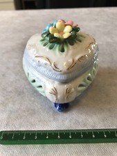 ANCIEN POT AVEC FLEURS