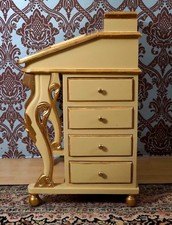 BEAU PETIT BUREAU SECRETAIRE COMMODE 16 TIROIRS BEIGE ET DORÉ À LA FEUILLE D'OR