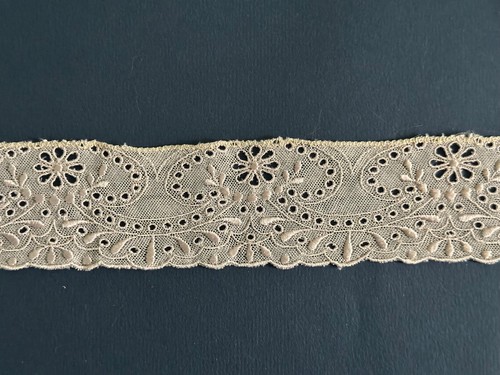 Ancienne dentelle brodée sur