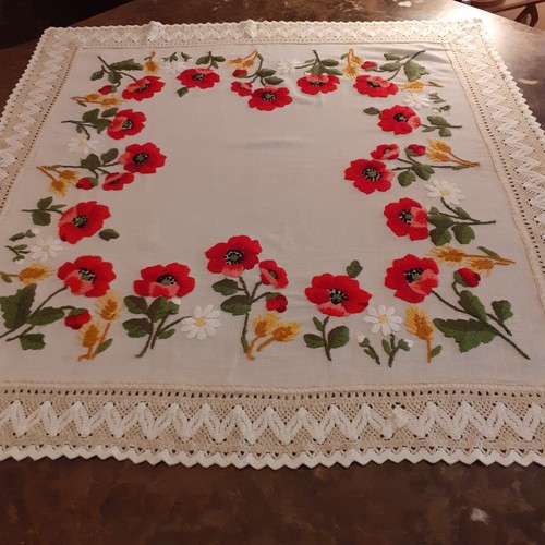 Belle nappe brodee - en, lin