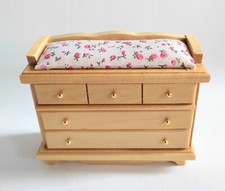 table a langer pour bébé miniature, maison de poupée  M2