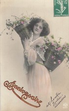 CP ANNIVERSAIRE JEUNE FILLE POSANT AVEC HOTTES FLEURS