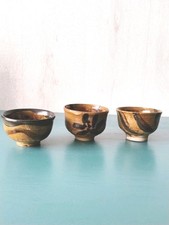 Tasses à saké en grès signé Japon ?