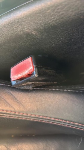 Attache ceinture avant gauche