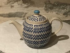 Théière en céramique, Table