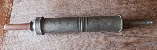 Ancienne grande seringue - , à