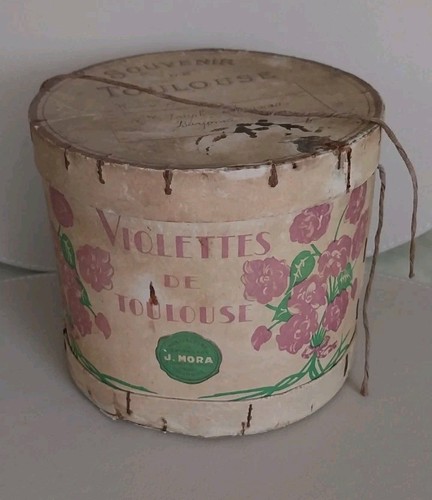 Grosse boite forme chapeau - , a