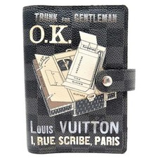 Louis Vuitton, Couverture