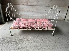 Lit de poupée vintage en fer