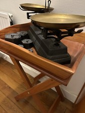 balance ancienne Avec 5 Poids Et Une Table Pliante