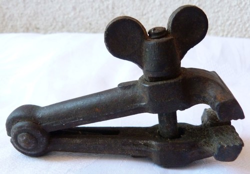 Outil ancien etau main - outil, a