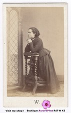 FEMME EN POSE EN PRIÈRE SUR