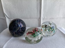 Un lot de 3 presse-papiers en