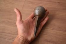 Ancienne enclume boule de fer