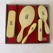 ENSEMBLE DE TOILETTE, BROSSES