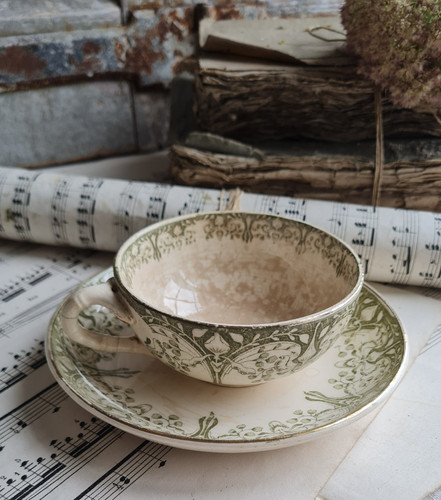 Ancienne tasse sous - ancienne, et