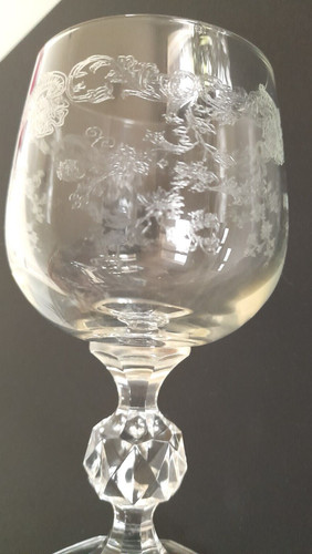 Verres anciens sur pied à - 4,