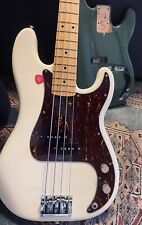 Basse Fender Precision AM2 avec deuxième corps en vert olive et case