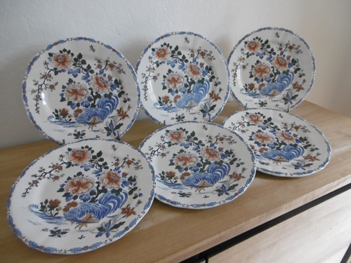 Six assiettes plates - ,