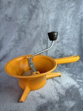 Ancien moulin à légumes presse purée N*1   ustensiles de cuisine orange