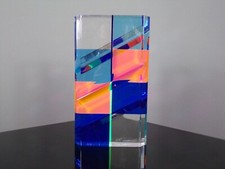 Sculpture art moderne géométrique en acrylique lucite plexi signé 1992