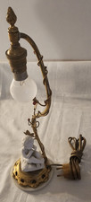 Pied de Lampe ancien à poser en Bronze, agrémenté d'un petit Putti en Biscuit